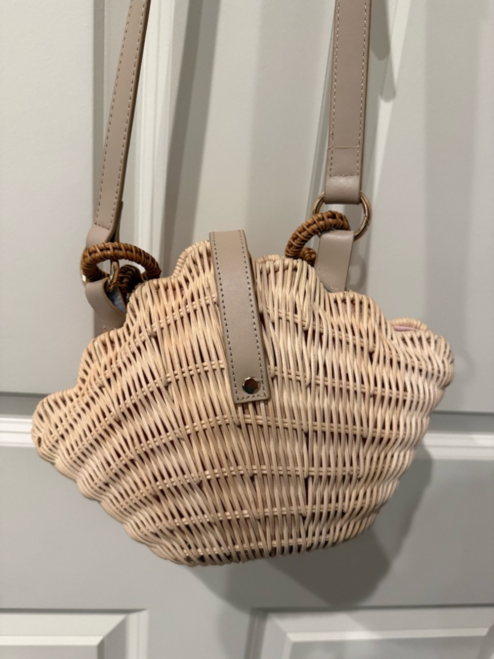 Vineyard Vines Woven Shell-Shape Handbag, like new. - Picture 3 of 7
